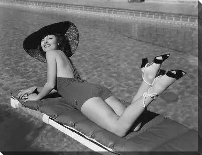 Девушка на шезлонге