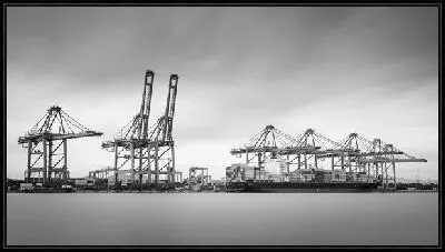 Торговое судно в порту Таиланда