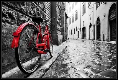 Красный велосипед на европейской улочке