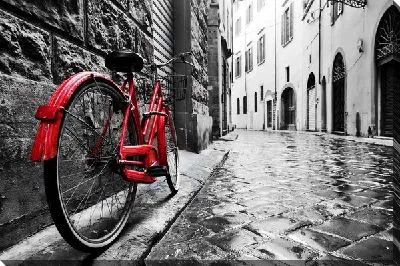 Красный велосипед на европейской улочке