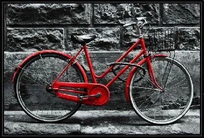 Красный велосипед на фоне каменной стены