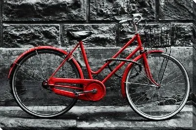 Красный велосипед на фоне каменной стены