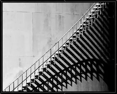 Лестница откидывающая тень