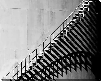 Лестница откидывающая тень