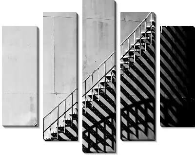 Лестница откидывающая тень