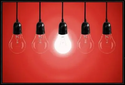 Лампочки на красном фоне