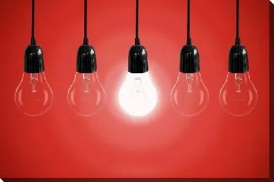 Лампочки на красном фоне