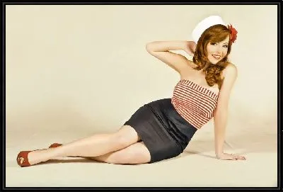 Девушка в тельняшке