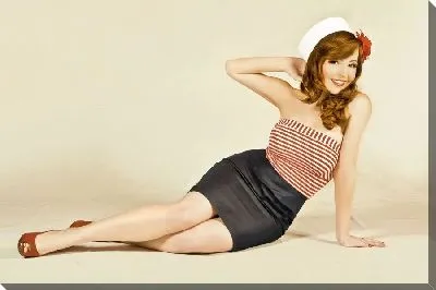 Девушка в тельняшке