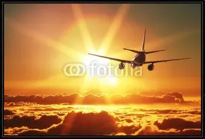 Самолет взлетает на закате