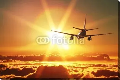 Самолет взлетает на закате