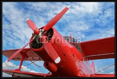 Красный самолет, биплан с поршневым двигателем