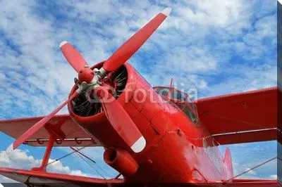Красный самолет, биплан с поршневым двигателем