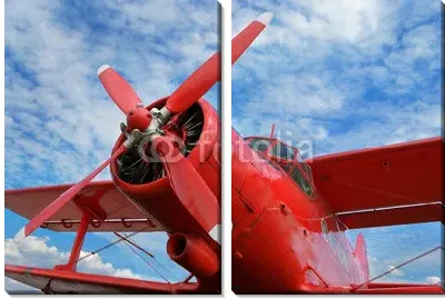 Красный самолет, биплан с поршневым двигателем