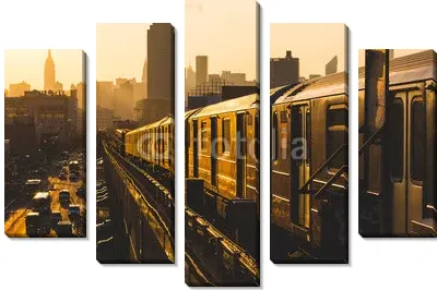 Поезд метро в Нью-Йорке на закате