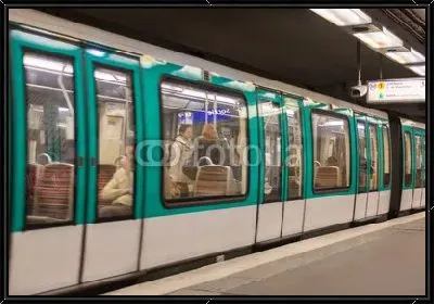Поезд метро в Париже, Франция