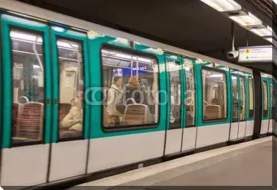 Поезд метро в Париже, Франция