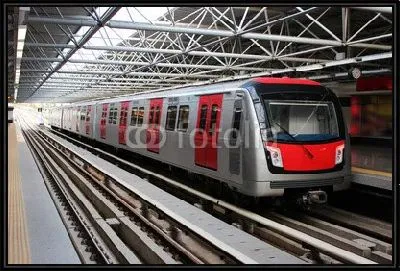 Поезд метро на станции метро №2