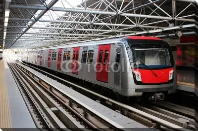 Поезд метро на станции метро №2