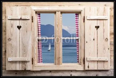 Деревянные окна с видом на озеро 