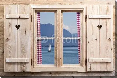 Деревянные окна с видом на озеро 