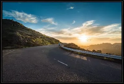 Человек бежит по дороге