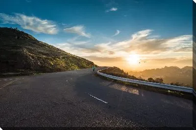 Человек бежит по дороге