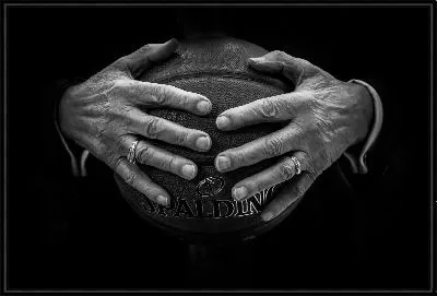 Баскетбольный мяч в руках