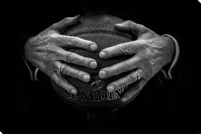 Баскетбольный мяч в руках