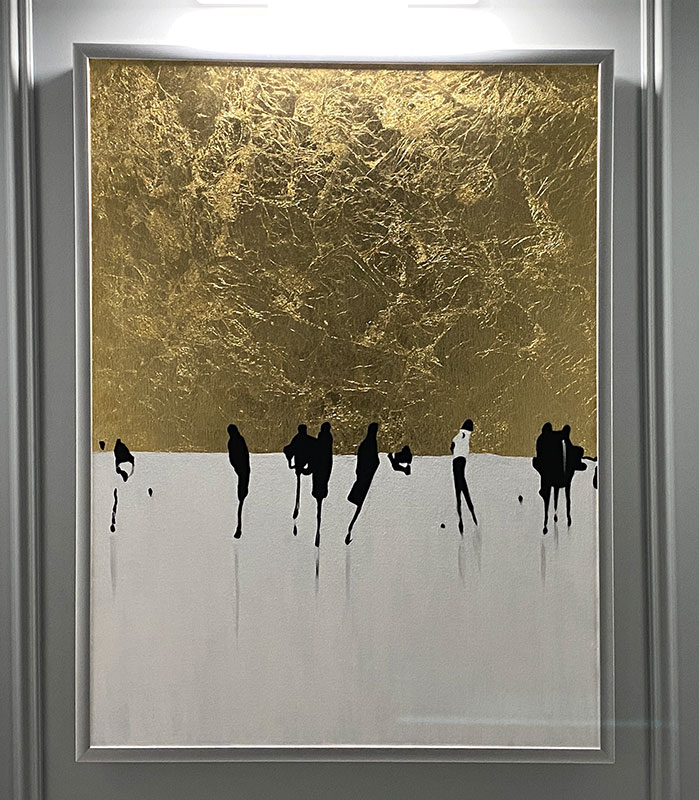 Силуэты людей на золотом фоне