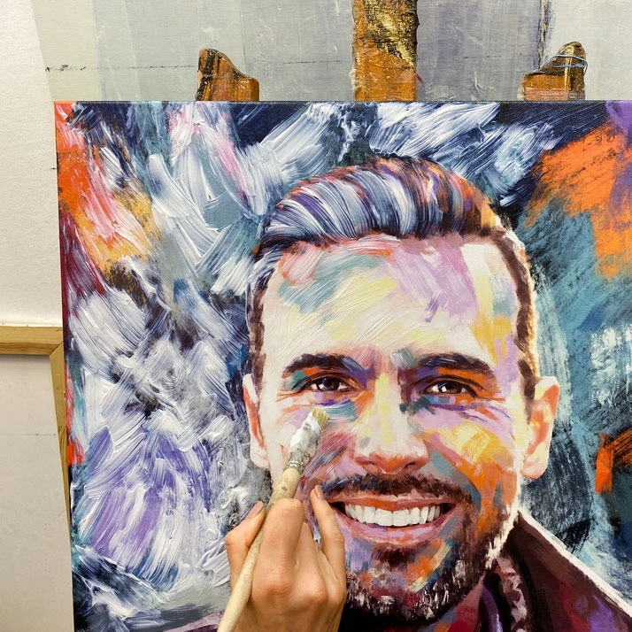 Художник наносит текстурный гель №1 Художник наносит текстурный гель №1