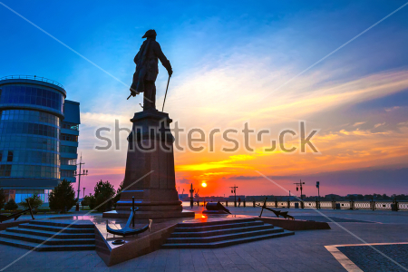 Картина Памятник Петру  Первому на Петровской набережной Астрахани на фоне красивого заката 