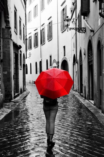 Купить плакат Человек с красным зонтом от 290 руб. в арт-галерее DasArt