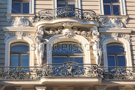 Постер Фрагмент роскошного фасада здания в стиле арт-деко с арочными окнами и ажурными балконами  