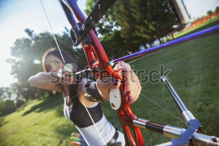 Картина Девушка лучница тренируется на открытом стрельбище 