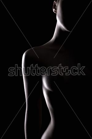 Постер Женский обнажённый силуэт в игре света и тени на чёрном фоне  