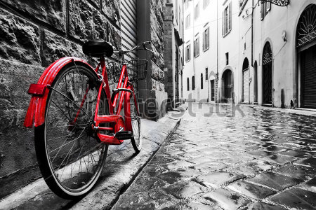 Постер Красный велосипед на мощёной улочке в Старом городе 
