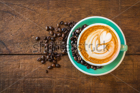 Картина маслом Красивая геометрическая композиция с голубой чашкой кофе и кофейными зёрнами на деревянном столе 