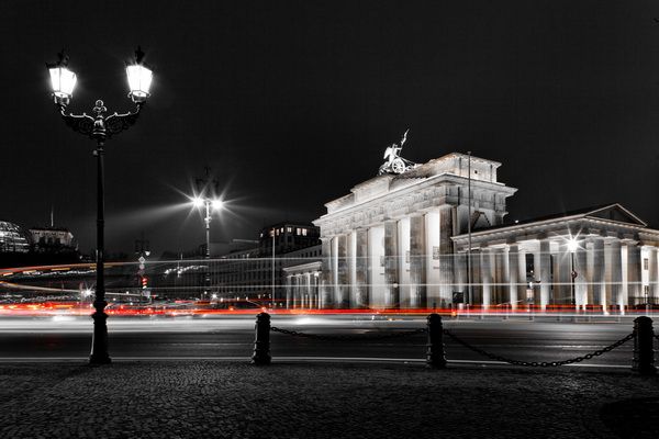 Постер Бранденбургские ворота на фоне ночного Берлина  