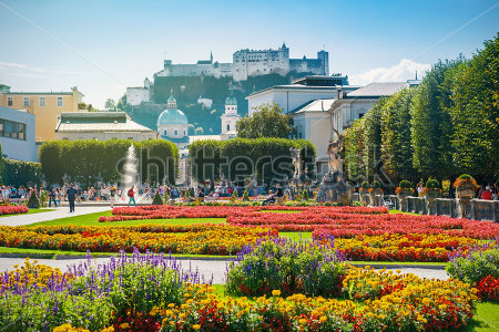 Картина Прекрасный цветущий сад Мирабель с видом на историческую крепость Зальцбурга 