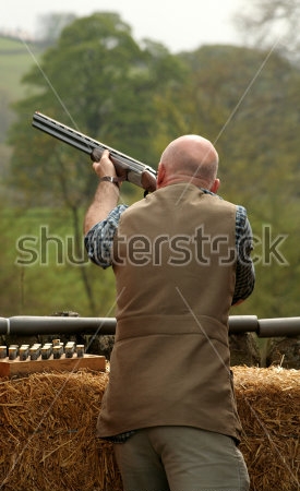 Картина Мужчина с ружьём следит за летящей мишенью 