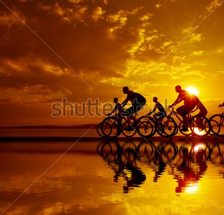 Картина маслом Группа велосипедистов едет по пляжу на фоне красивейшего золотого заката 