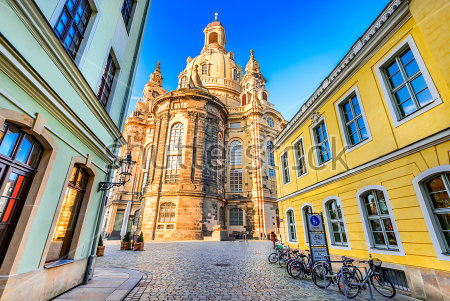 Картина Улочка в историческом центре Дрездена с видом на Церковь Фрауэнкирхе 