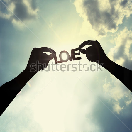 Картина маслом Силуэты двух рук держат слово Любовь на фоне красивого облачного неба 
