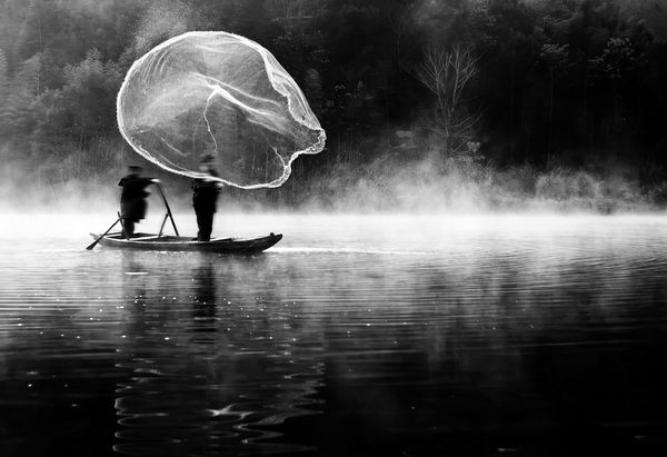 Постер Люди в лодке на озере  