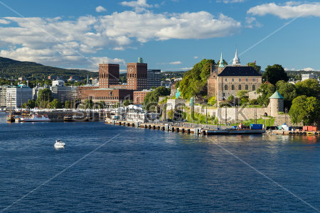 Картина Красивая панорама Осло со стороны бухты с видом на крепость Акерсхус и ратушу 