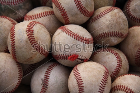 Картина Бейсбольные мячи, изрядно потрёпанные в играх 