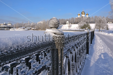 Картина Красивый вид с набережной на купола Успенского Собора Ярославля в солнечный зимний день 