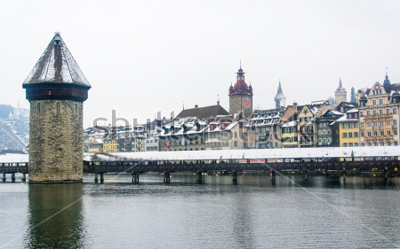 Постер Зимний городской пейзаж с видом на старинный мост, водонапорную башню в исторической части города Люцерн  