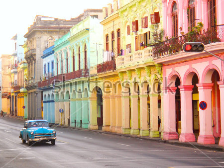 Постер Яркая улица с разноцветными домами с арками и колоннами в Гаване  